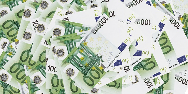 hromada euro bankovek.jpg